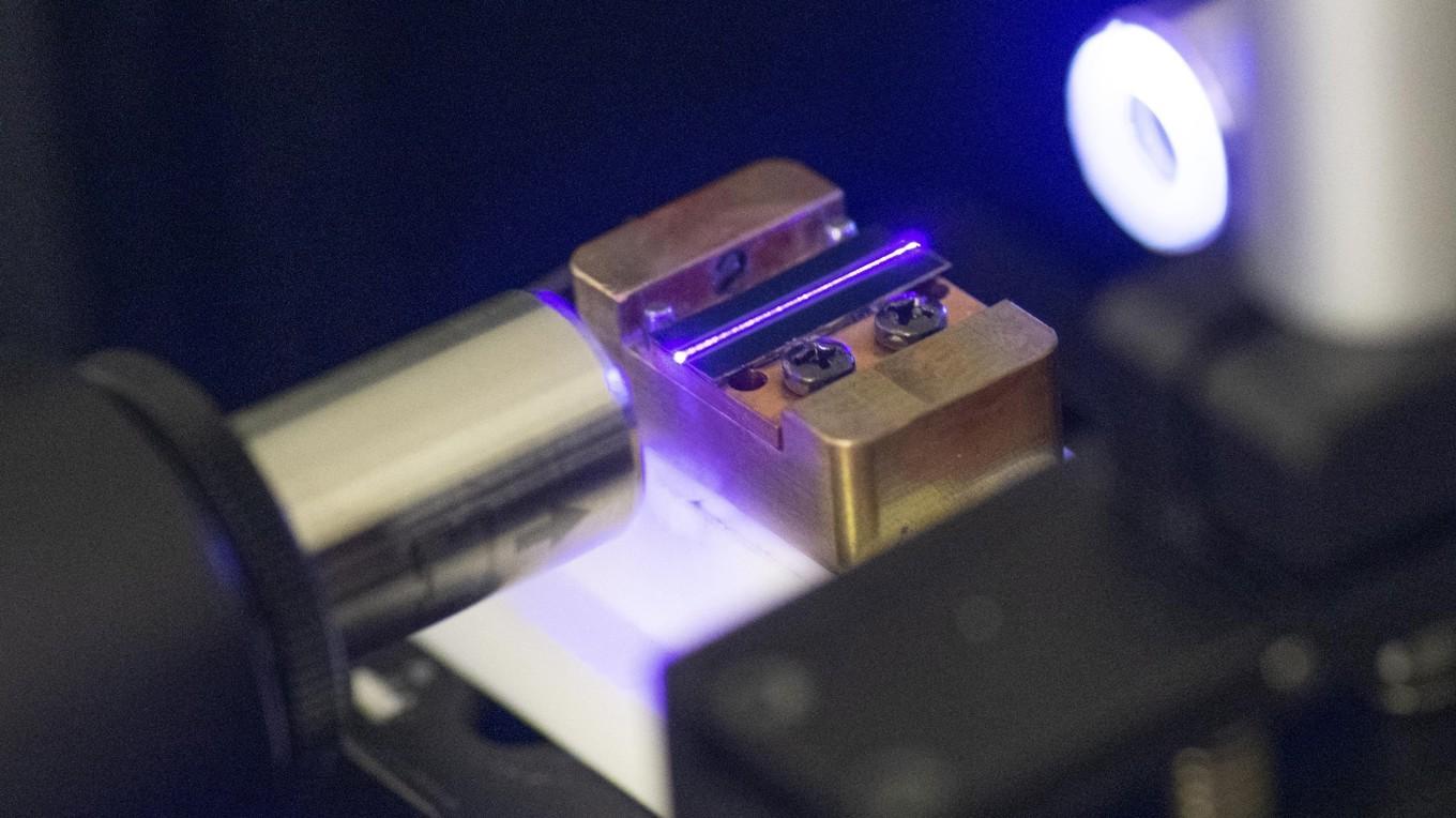 En laser testar ett chip som ska användas till en kvantdator, vid teknikföretaget Q.ant i Stuttgart, Tyskland. Kvantdatorer har varit omtalade länge. Foto: Thomas Kienzle/AFP via Getty Images