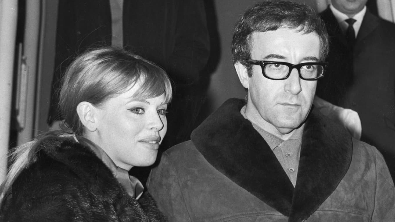 Äkta paret Peter Sellers och Britt Ekland befinner sig på denna bild på resande fot, på Londons flygplats. Är de måhända på väg till Sverige? Kanske har Sellers precis fått höra om årets bistra vinter, för han verkar ju helt klart ha fått kalla fötter. Foto: AP/TT BILD