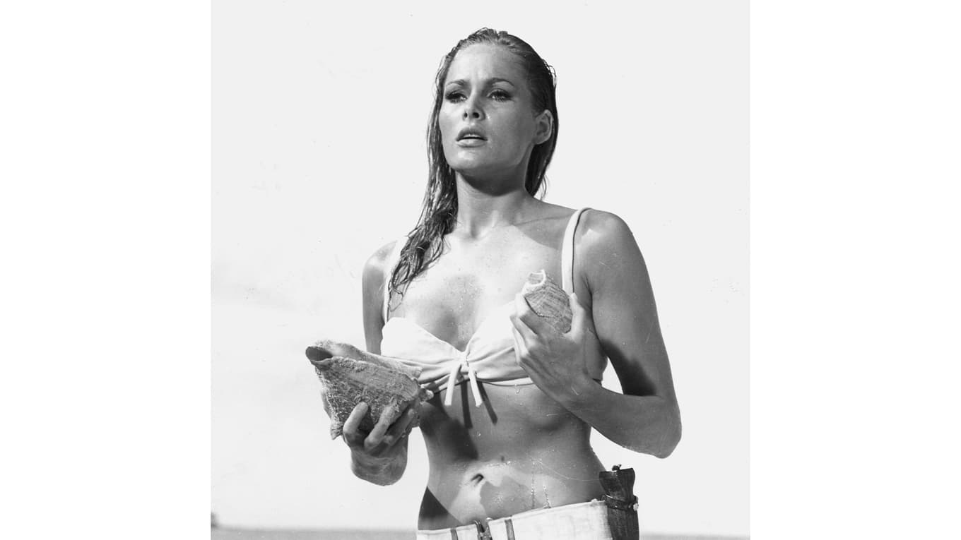 Nyligen fyllde Ursula Andress, den legendariska Bondaktrisen, 90 år.
För att travestera en välbekant sångare: Sol, vind och vatten är det bästa som vi vet (särskilt som på bilden), men det är på dig, Ursula, vi tänker i hemlighet! Foto: AP/TT BILD