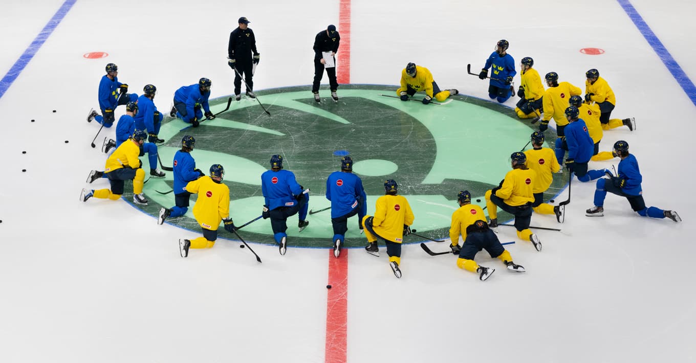 Tre Kronor under träningen inför VM-premiären mot Kanada. Foto: Anders Wiklund/TT