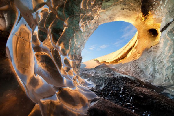 ”Nautilus". Fotograf Erez Marom beskriver öppningen till en isgrotta i Vatnajökullglaciären: ”Dess mönster, färger och reflektioner var omvälvande, och förmedlade den sanna känslan av att vara inuti ett naturligt underverk". Foto: Erez Marom