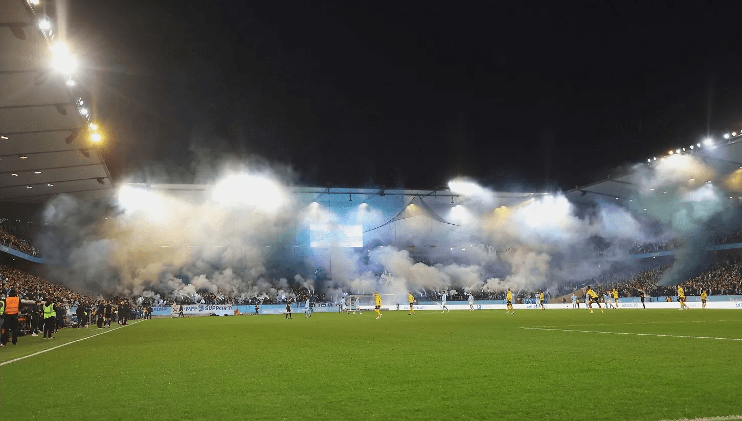 Bengaler i Malmös klack i halvtid under allsvenskans sista omgång 2023 mellan Malmö FF och IF Elfsborg på Eleda Stadion störde båda lagen. foto: Andreas Hillergren/TT
