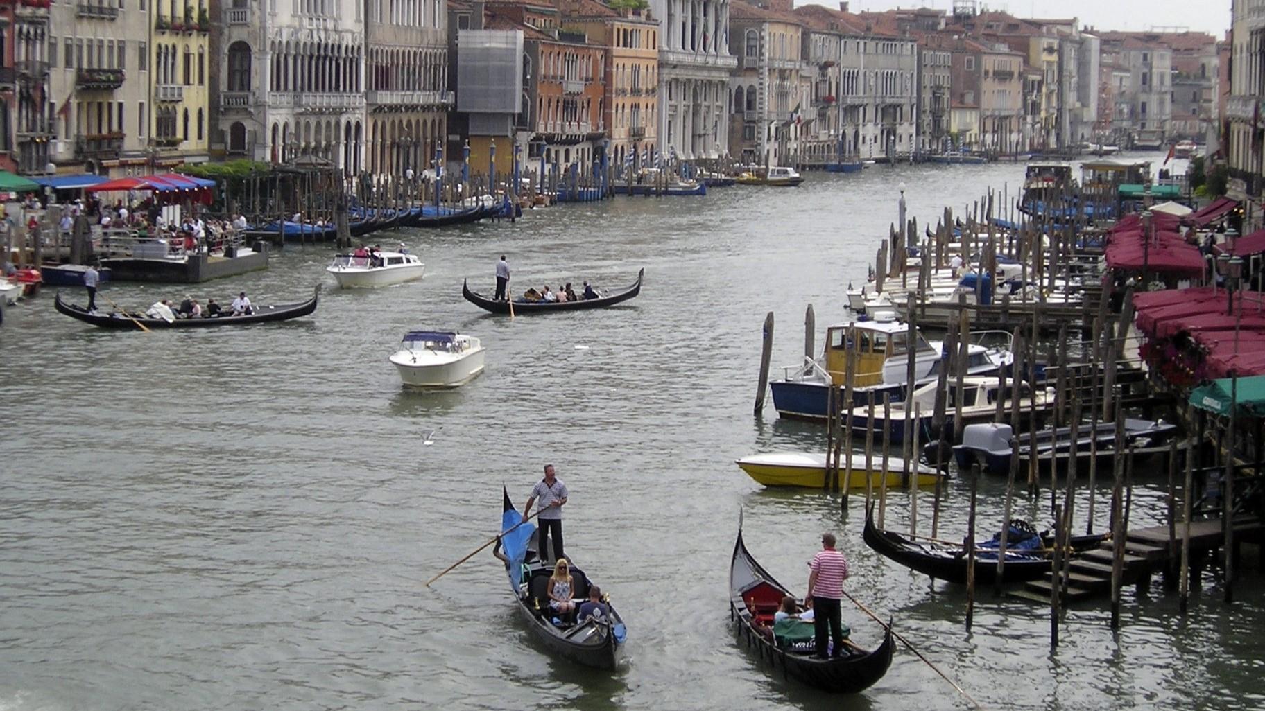 Nu kostar det att besöka Venedig under dagen. Alla är inte nöjda med beslutet och boende samt föreningar i staden har valt att protestera mot införandet. Arkivbild. Foto: Betsy Vereckey AP/TT