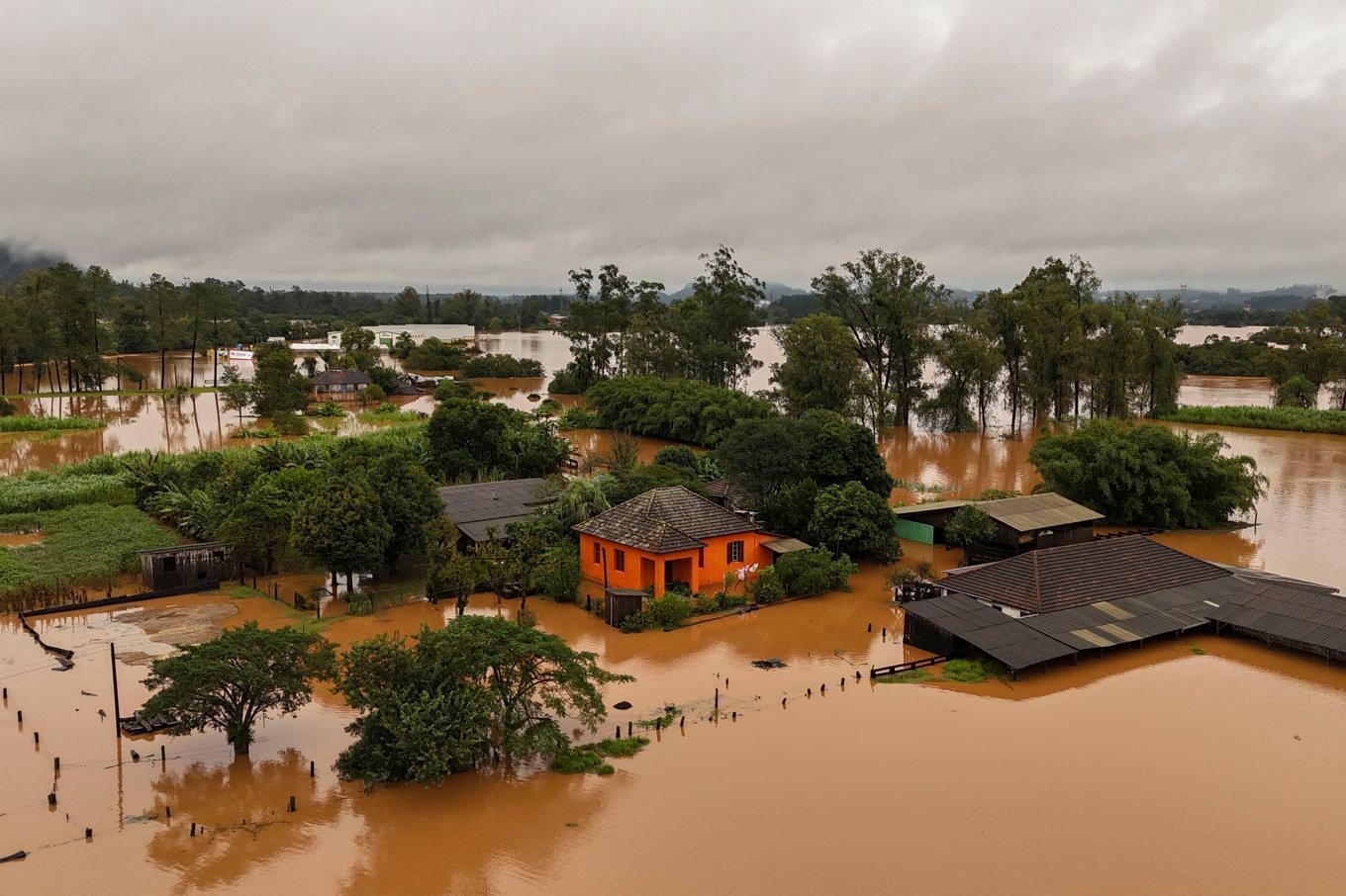 Minst 29 människor har dött och förstörelsen är stor efter häftiga skyfall, översvämningar och jordskred i södra Brasilien. Foto: Carlos Fabal/AFP/TT