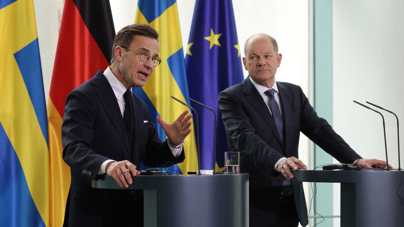 Sveriges statsminister Ulf Kristersson och Tysklands förbundskansler Olaf Scholz talar med medier i Berlin den 15 mars 2023. Foto: Sean Gallup/Getty Images