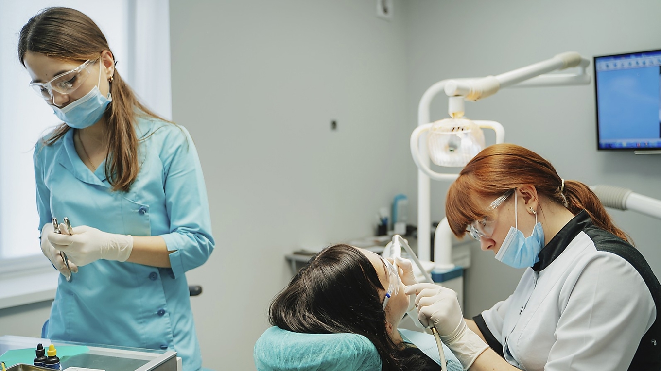 Förslagen i lagrådsremissen ”Stärkt kontroll över tandvårdssektorn” riskerar att leda till att många privata vårdaktörer får slå igen, menar debattören. Foto: Shutterstock