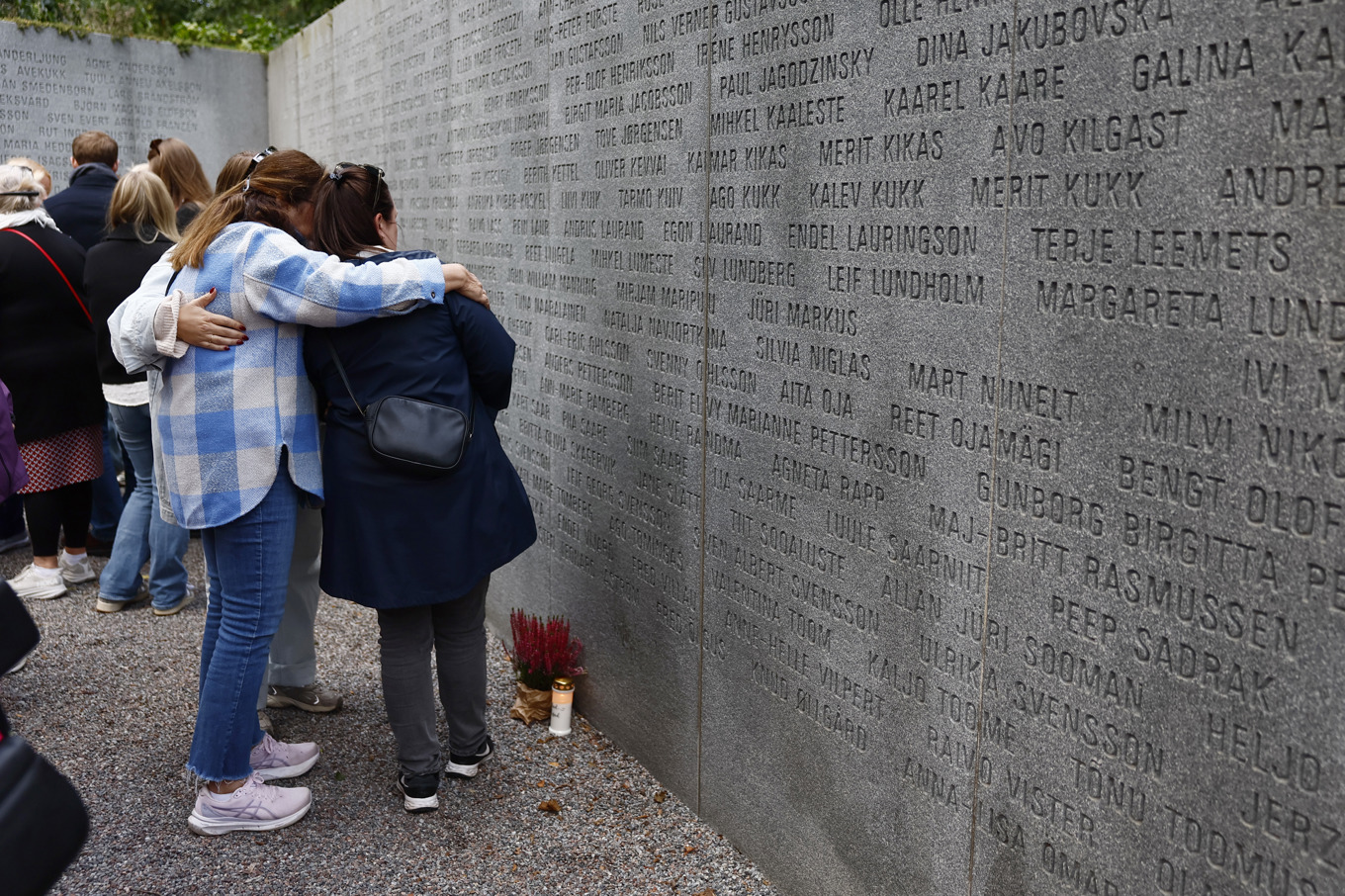 Om två veckor presenteras den nya Estonia-utredningen. Bild från september förra året vid Estoniamonumentet på Djurgården i Stockholm efter ceremonin för 30-årsminnet av förlisningen. Foto: Stefan Jerrevång/TT