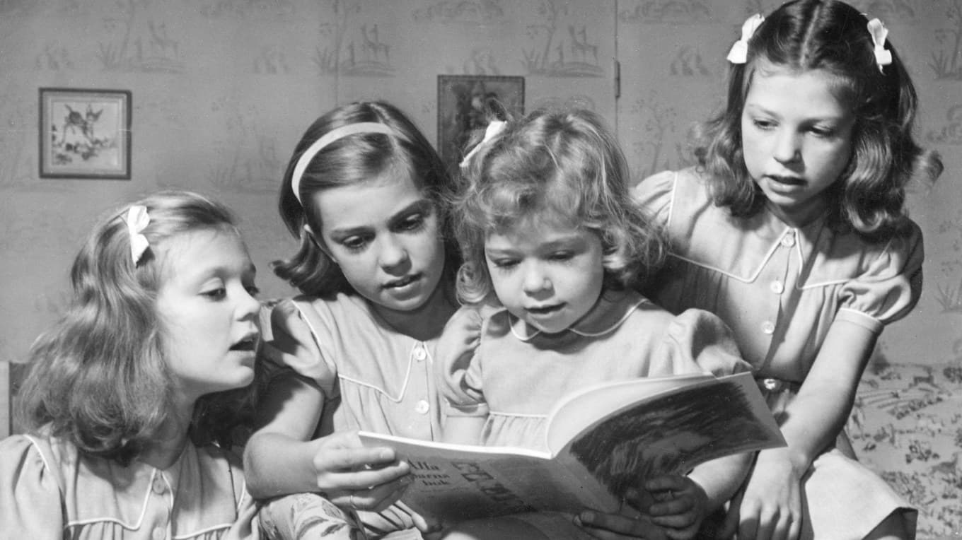 Hagasessorna tittar i en bok hemma på Haga slott, 1946. Från vänster Birgitta, Margaretha, Christina och Désirée. Foto: TT BILD