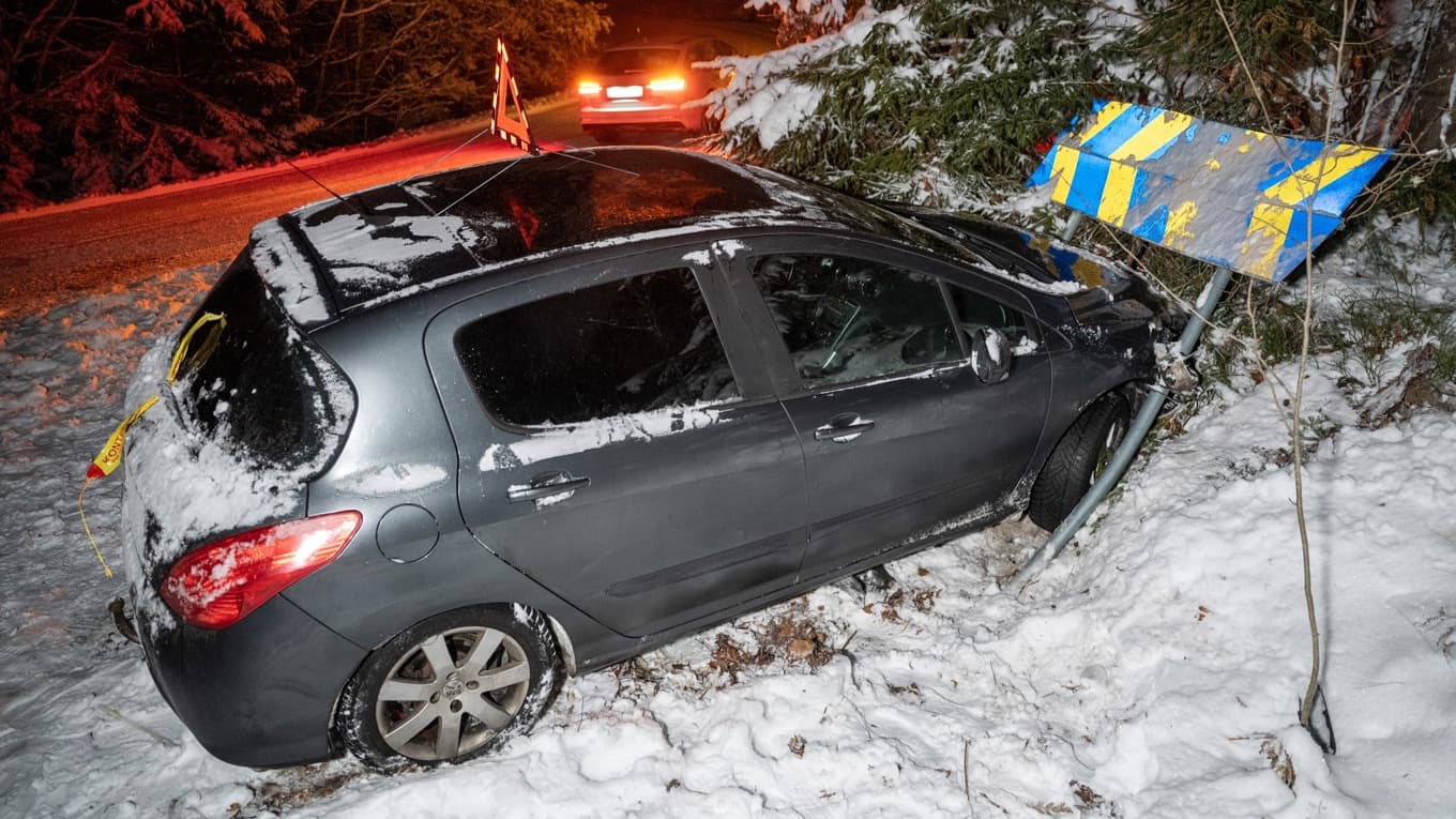 En bil i diket utanför Olofström i halkan i januari. Foto: Johan Nilsson/TT