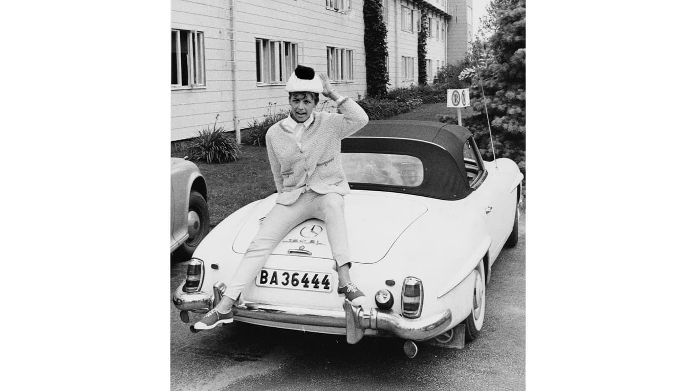 Just nu turnerar sångerskan Lina Hedlund med en show tillägnad
Barbro ”Lill-Babs” Svensson. Här ses den oförlikneliga legendaren uppe på sin egen Mercedes. Lill-Babs – ingen vanlig Svensson! Foto: Scanpix Sweden/TT BILD