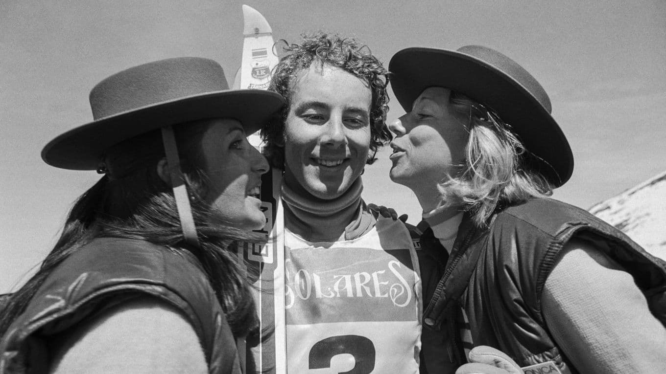 En omsvärmad Ingemar Stenmark i Spanien den 25 mars 1977 efter ännu en av de sammanlagt 86 världscuptävlingar i slalom och storslalom där han stod högst upp på prispallen. Foto: AFP via Getty Images