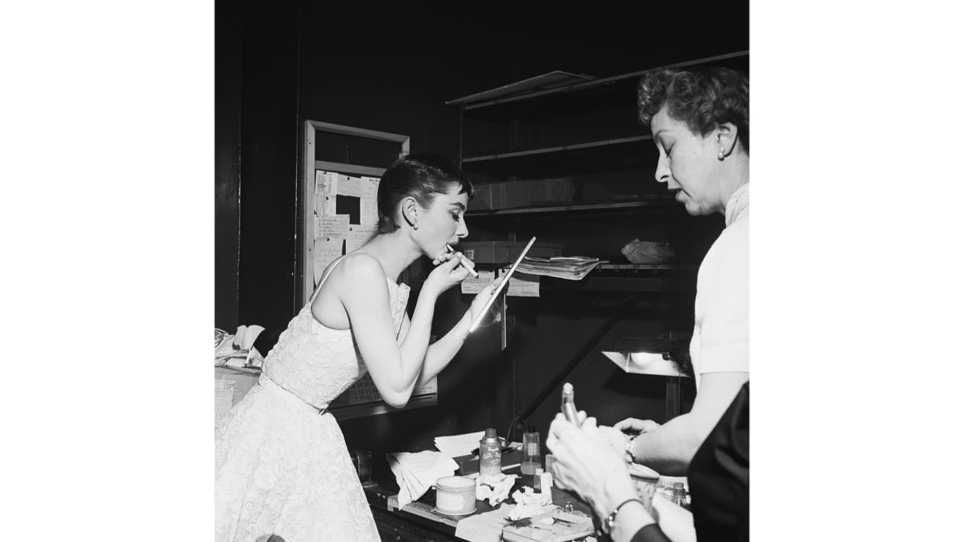 Audrey Hepburn ses här under 1954 års Oscarsgala – eller som man säger
i USA, Academy Awards. Det är dags att börja planera inför Oscarsgalan, som går nattetid mellan den 15 och 16 mars. Sen till jobbet?
Åberopa den akademiska kvarten! Foto: AP/TT BILD