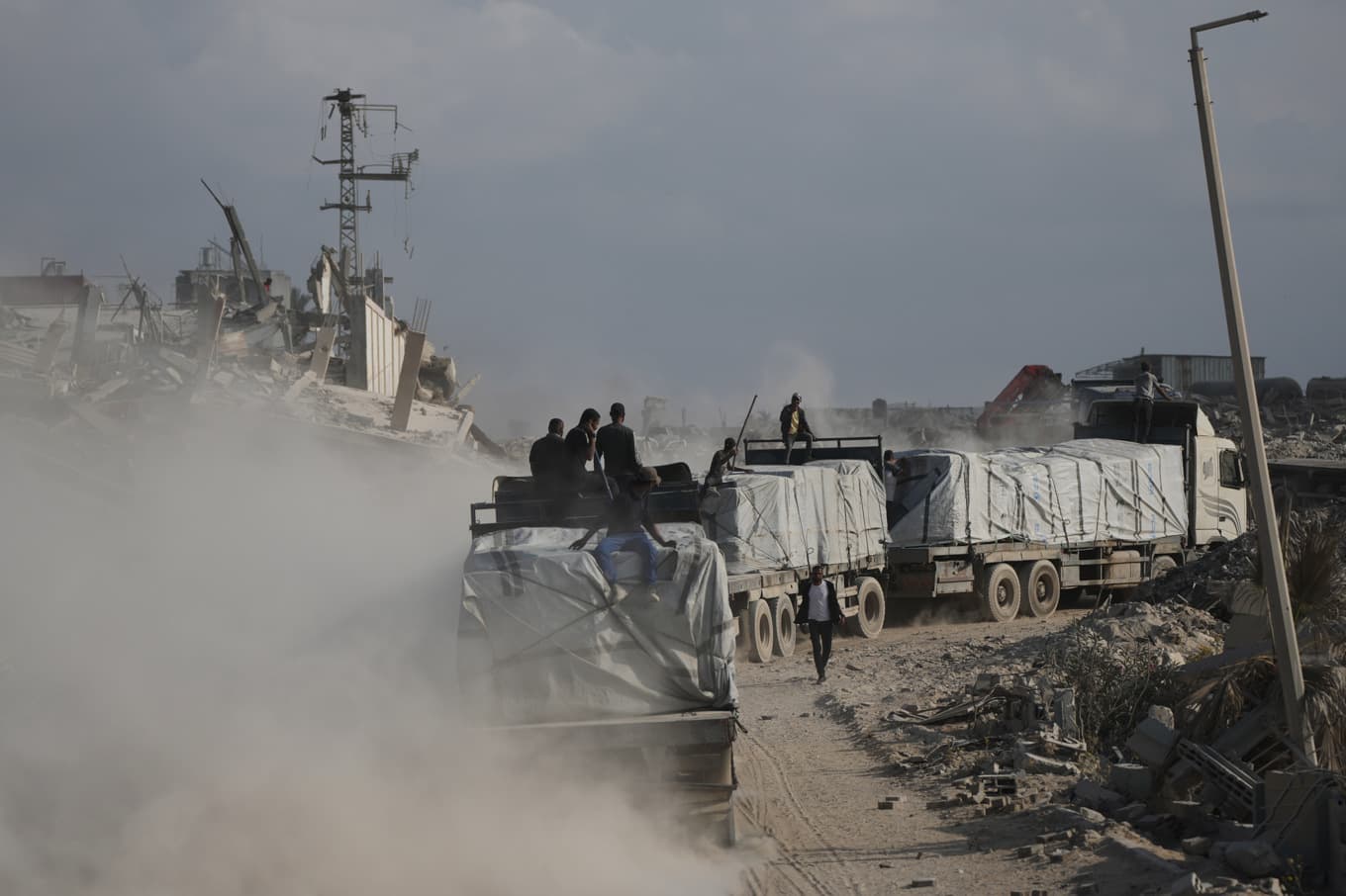 Lastbilar vid Zikims gränsövergång. Bilden är från november 2025. Foto: Jehad Alshrafi/AP/TT