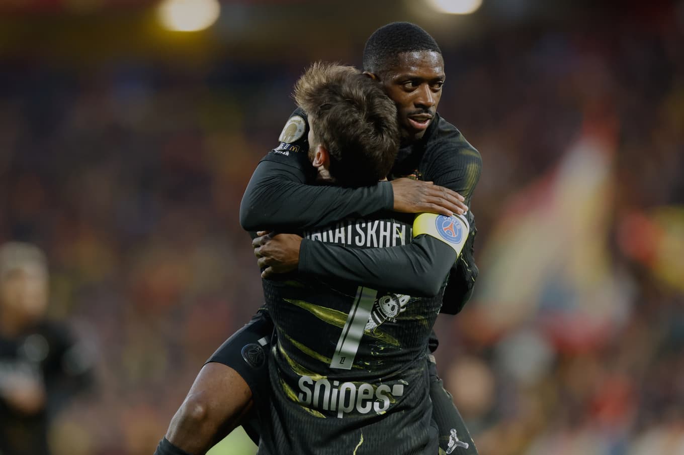 PSG:s Chvitja Kvaratschelia (undre) firar sitt mål med lagkamraten Ousmane Dembélé. Foto: Jean-Francois Badias/AP/TT