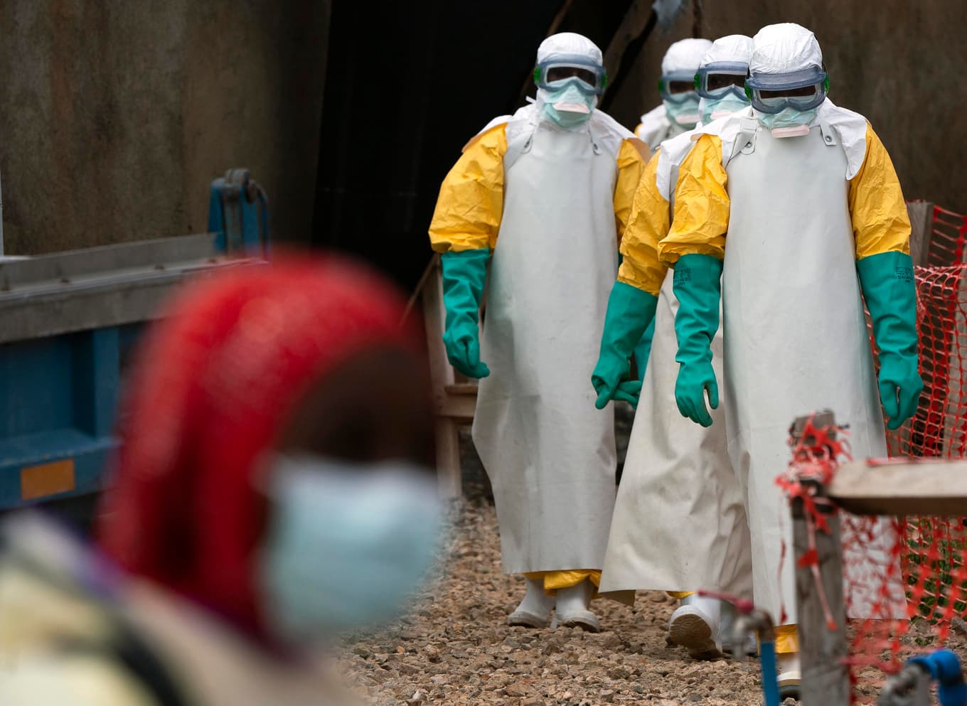 Skyddsklädda vårdarbetare vid ett utbrott av ebola i Kongo-Kinshasa för några år sedan. Foto: Jerome Delay/AP/TT