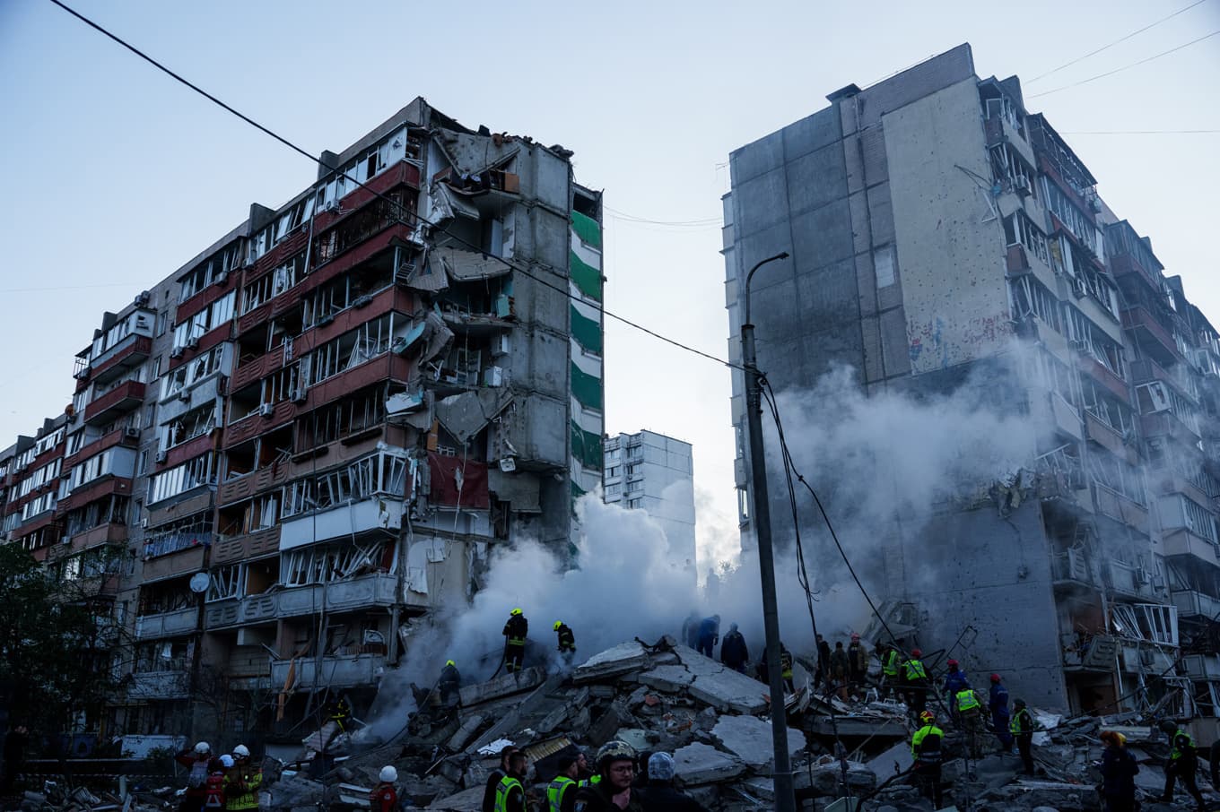Räddningsarbetare röjer i rasmassor efter attackerna mot den ukrainska huvudstaden Kiev natten mot torsdagen. Foto: Evgeniy Maloletka/AP/TT