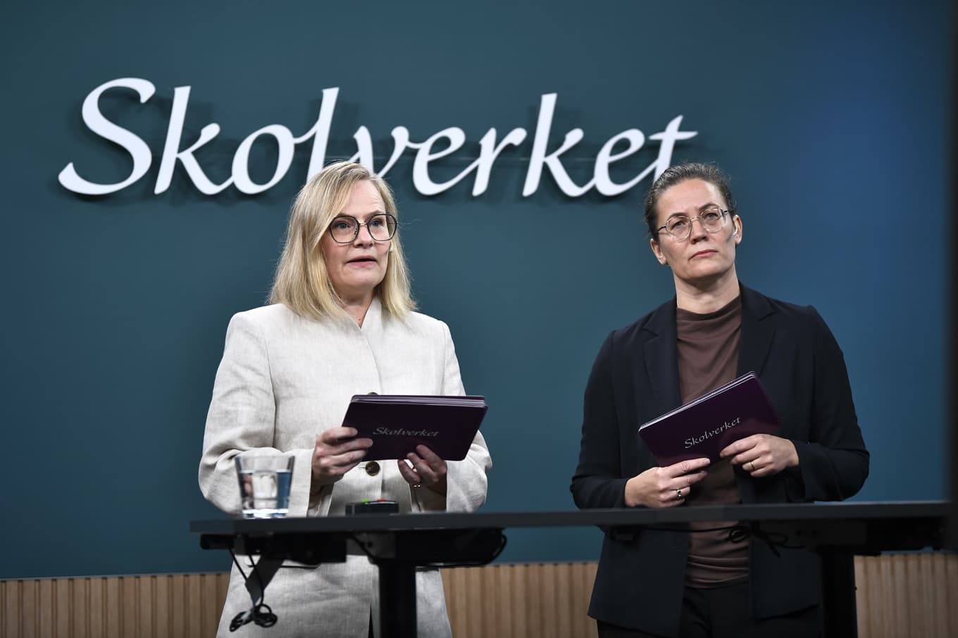 Emma Holmberg, projektledare för Pisa 2025 och Anna Castberg, chef för avdelningen för analys på Skolverket, offentliggör de historiskt dåliga resultaten. Foto: Lars Schröder/TT