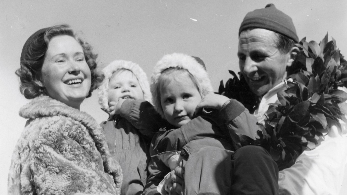 Mora-Nisse med hustrun Ulla-Britta och barnen Karin och Marianne. Mora-Nisses signum, när han flög fram i skidspåret, blev den röda mössan, som han bar i alla skidtävlingar från och med 1942. Orsaken till att han började använda just en röd mössa är inte helt klarlagt, men allt tyder på att den har sitt ursprung i Svenska Turistföreningens fjällstation i Vålådalen. Vålådalen var under många år den plats där svenska elitidrottsmän slipade formen inför VM och OS. Och det var Gösta Olander, fjällstationens arrendator och tränare, som fick idén att ta fram en röd mössa till sina gäster. Mora-Nisse tog med sig mössan och bar den på tävling. Så småningom blev den röda mössan en del av IFK Moras skiddräkt. Foto: Moranisse.se