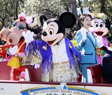 Musse Pigg, en av favoritfigurerna under julens tecknade filmer, deltog med andra Disneyfigurer och ambassadören för Tokyo Disneyland, Makiko Okamoto, i nyårsfirandet på Tokyo Disney Resort den 1 januari 2009. (Foto: Yoshikazu Tsuno/AFP) 
