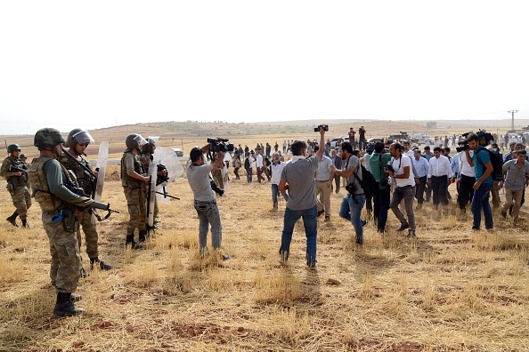 Turkisk militär hindrar en delegation från det pro-kurdiska HDP och dess ledare Selahattin Demirtas, att ta sig till staden Cizre i Sirnakprovinsen, den 9 september 2015. Foto: Ilyas Akengin /AFP/ Getty Images