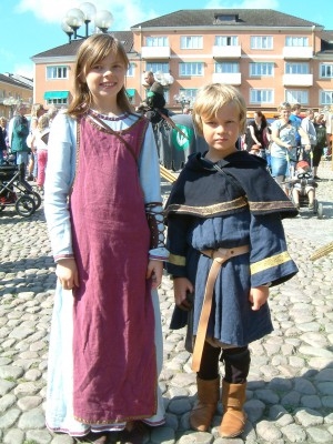 Skövdeborna Sofia och Jonathan kom för att skjuta pilbåge. (Foto: Jenny Brandt) 
