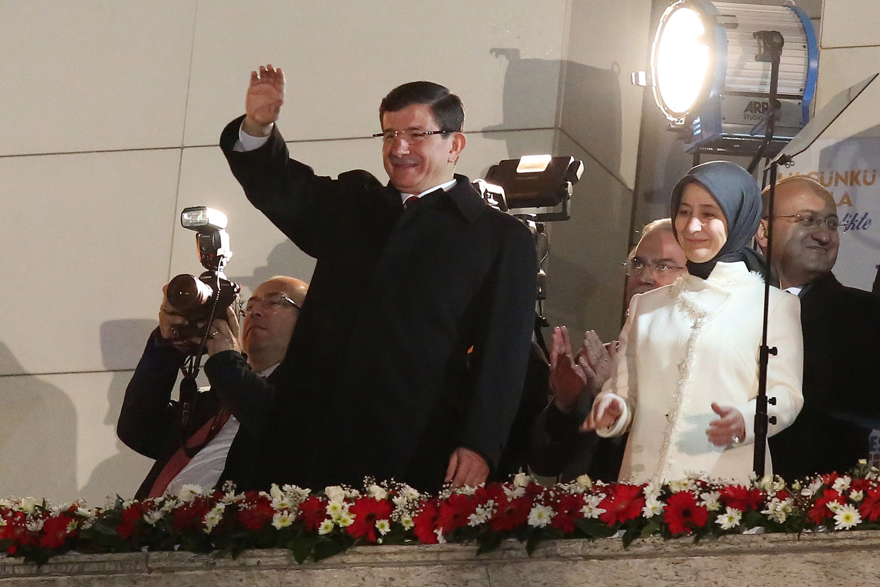 Turkiets premiärminister och ledare för regeringspartiet AKP, Ahmet Davutoglu, talar till en jublande folkmassa efter den överraskande stora valsegern i söndagens parlamentsval. (Foto: Burak Kara /Getty Image)