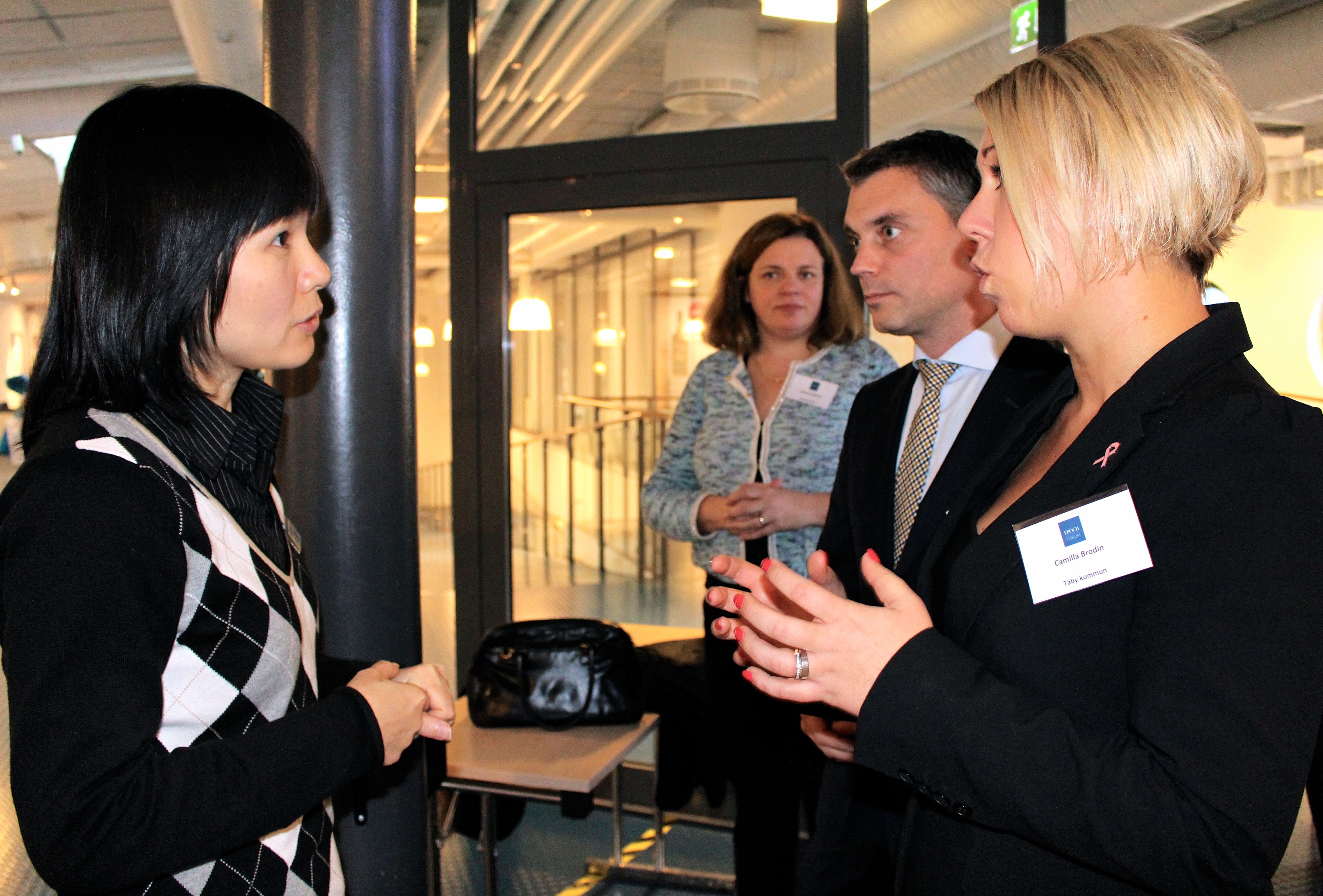 Entrepenören Lydia Liu i samspråk med Täby kommuns representanter: Kristina Eineborg, Johan Algernon och Camilla Brodin under Epoch Forums nätverksträff i Stockholm den 25 november 2015. (Foto: Susanne W Lamm/ Epoch Times)
