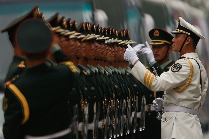 Kinesiska soldater inspekteras i Peking, september 2013. Den kinesiska militärens omstrukturering kan komma att påverka de cyberattacker som man utför. (Foto: Lintao Zhang/Getty Images)