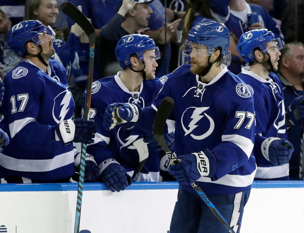 Tampa Bays svenske back Victor Hedman hade anledning att jubla i 4-3-seger efter straffar hemma mot Montreal. (Foto: Chris O'Meara/AP/TT)