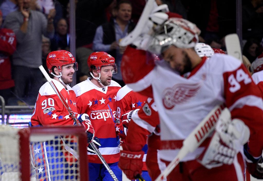 Washingtons Marcus Johansson, till vänster, firar sitt mål mot Detroit.  Foto: Nick Wass/AP/TT