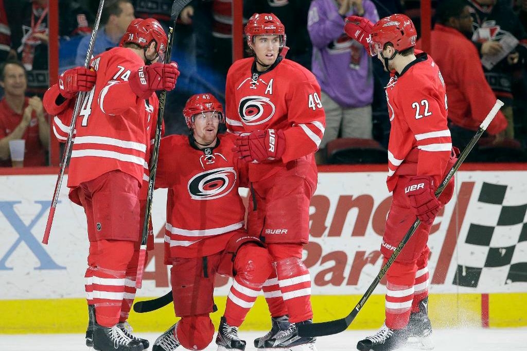 

Joakim Nordström gratuleras av lagkamraterna efter målet. Foto: Gerry Broome/AP/TT                                                                                        