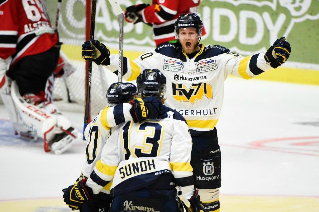 Ted Brithén jublar efter 3-2-målet i HV71:s 4-2-seger borta mot Malmö i den fjärde SM-semifinalen. Foto:
Emil Langvad/TT