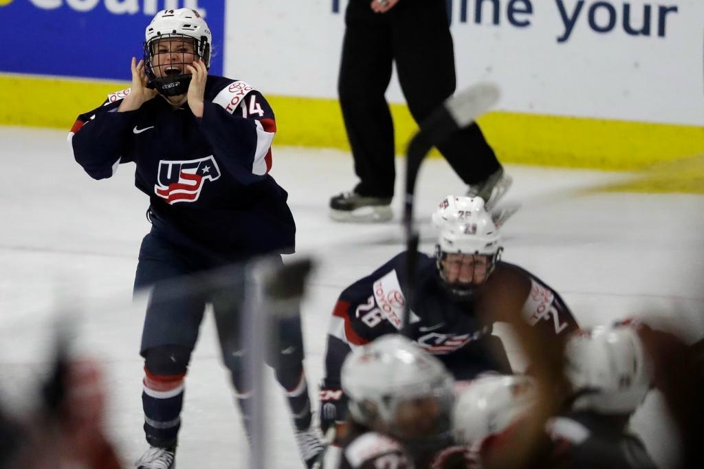 Brianna Decker och Hilary Knight jublar efter att USA gjort det avgörande målet mot Kanada i VM-finalen i ishockey. Foto: Carlos Osorio/AP/TT