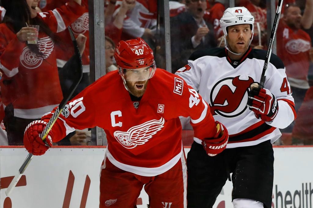 


Detroits Henrik Zetterberg stod för ett mål och en assist när han spelade sin tusende NHL-match. Foto: Paul Sancya                                                                                                                                    