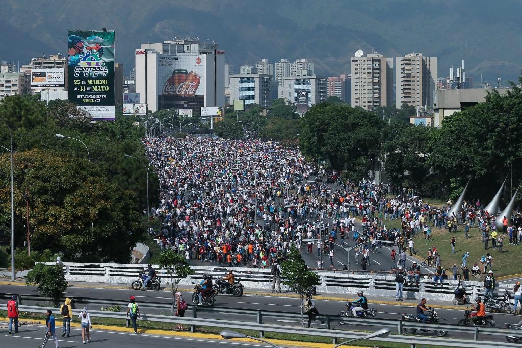 
Tusentals människor drog ut gatorna på måndagen för att protestera mot regimen i Venezuela genom att lamslå trafiken. Foto: Fernando Llano/AP/TT                                            