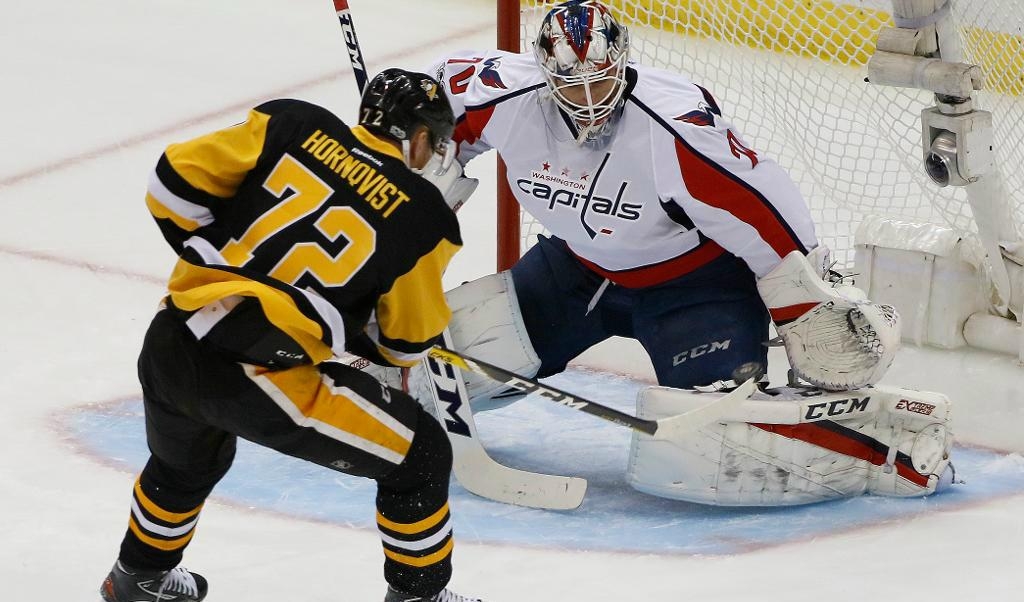 Pittsburghs Patric Hörnqvist sätter pucken bakom Braden Holtby i Washingtons mål. Foto: Gene J. Puskar/AP/TT