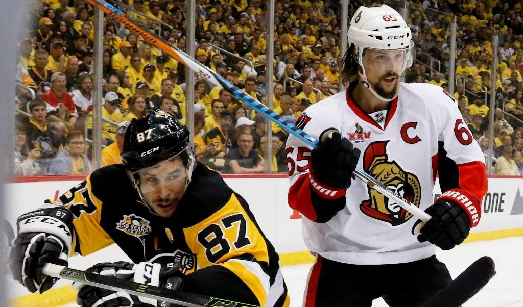 Pittsburghs Sidney Crosby och Ottawas Erik Karlsson under matchens andra period. Foto:
Gene J.Puskar/AP/TT