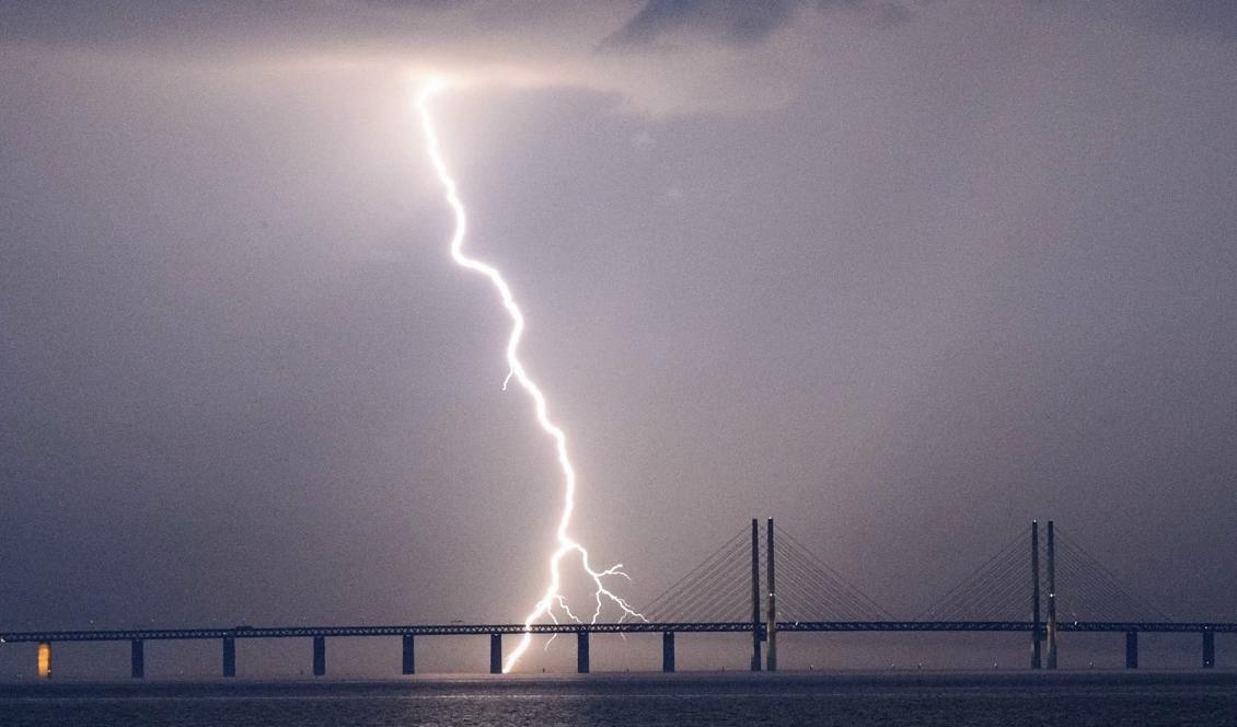 Efter blixtovädret väntas en helg med svalare temperaturer och regn på vissa håll i landet. Foto: Johan Nilsson/TT-arkivbild