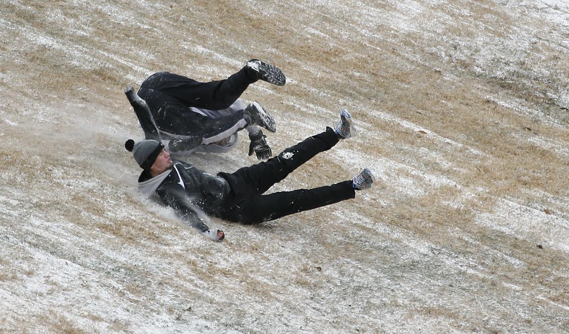 Snö på ingång – men knappast pulkaläge. Foto: Rogelio V. Solis/AP/TT-arkivbild