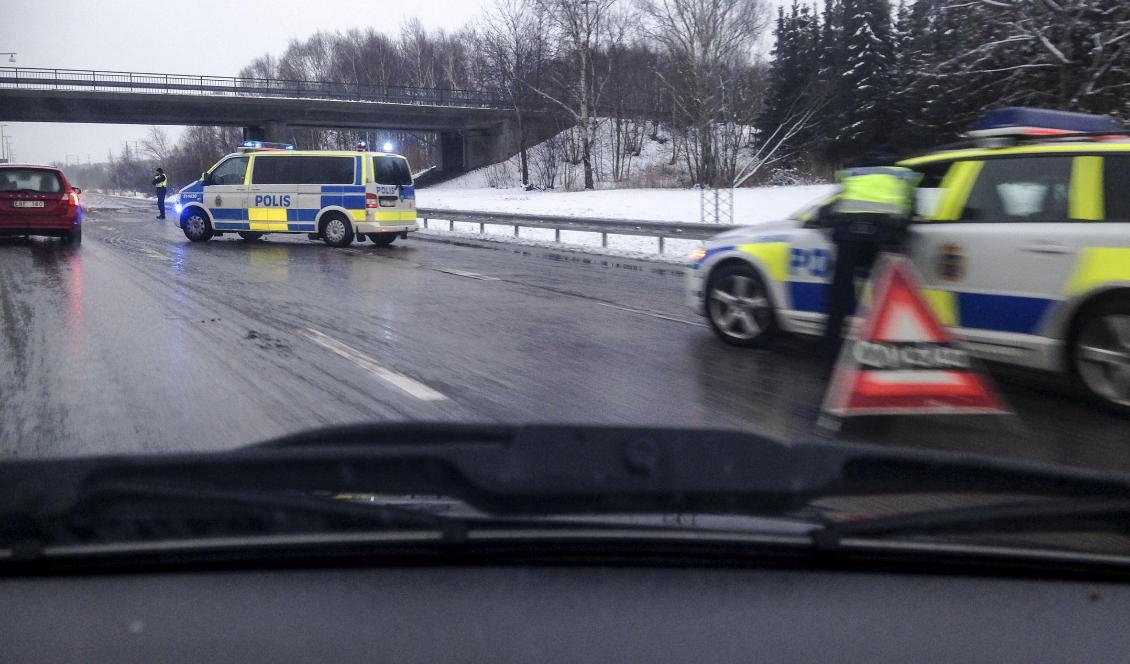 Nu väntas fuktigt väder och temperaturer runt noll – ett säkert tecken på att det kan bli halt. Foto: Margareta Gustafsson/TT-arkivbild