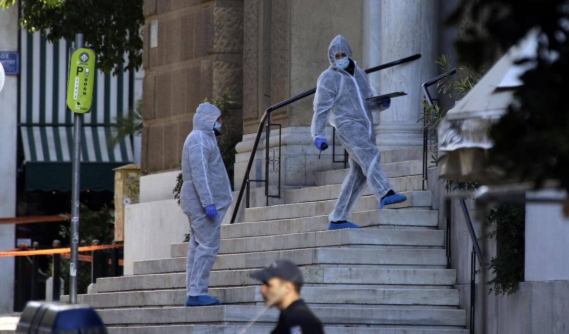 Polisens utredare undersöker platsen där sprängladdningen exploderade. Foto: Thanassis Stavrakis/AP/TT