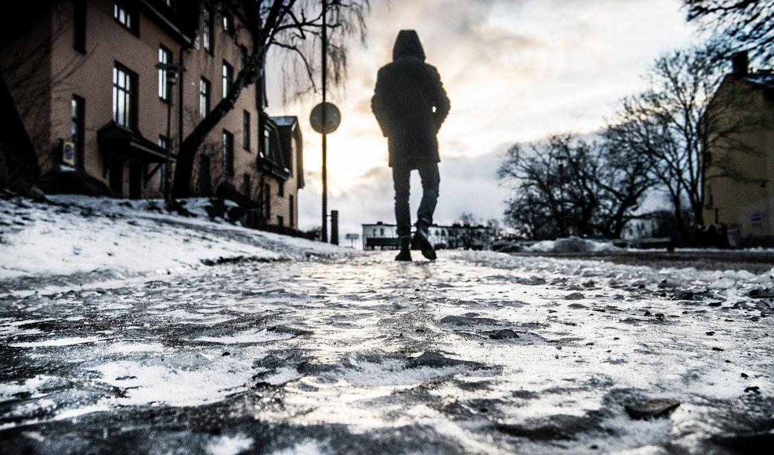 
Isiga trottoarer i Hjorthagen i Stockholm efter snön som smälte häromveckan. Foto: Tomas Oneborg/SvD/TT-arkivbild                                                