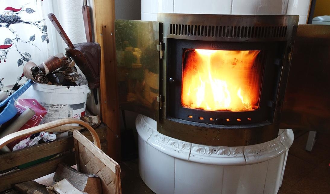 



Det gör mycket för värmen att kunna tända en brasa när strömmen försvinner i huset. Foto: Eva Sagerfors                                                                                                                                                                                                