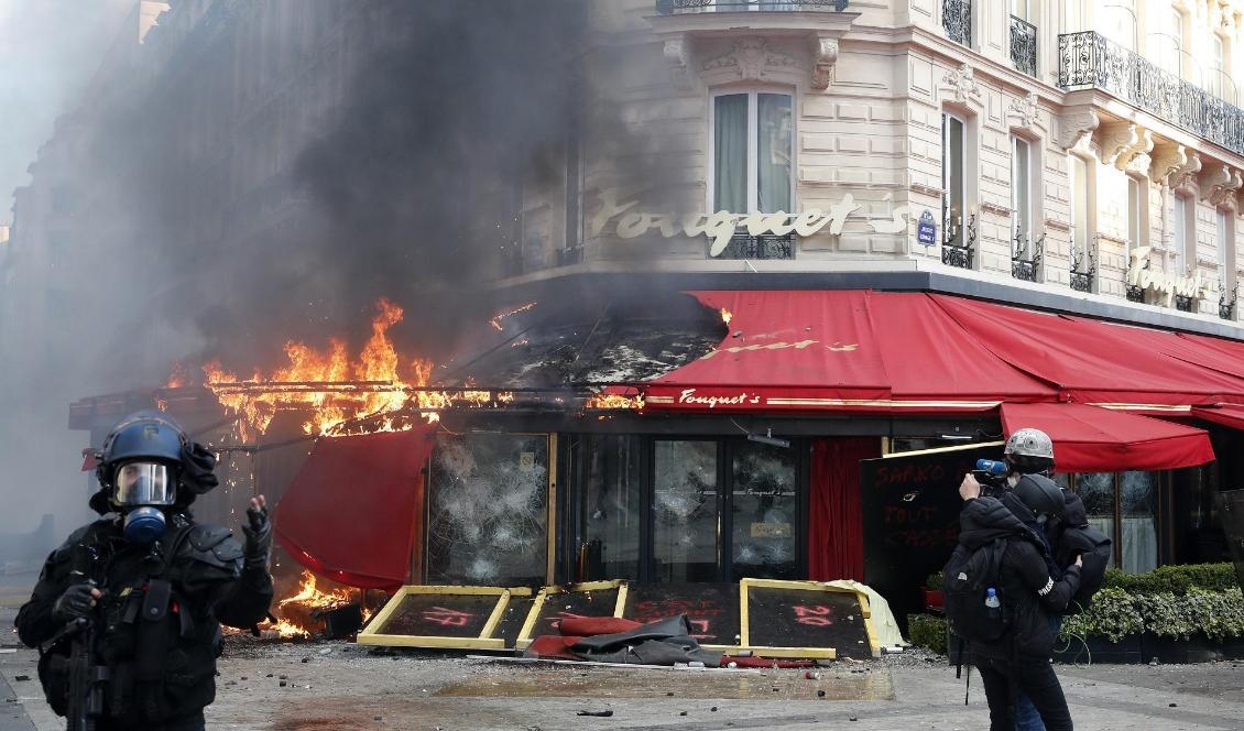 Den kända restaurangen Fouquet's i lågor under Gula västarna-protesterna i Paris. Foto: Christophe Ena/AP/TT