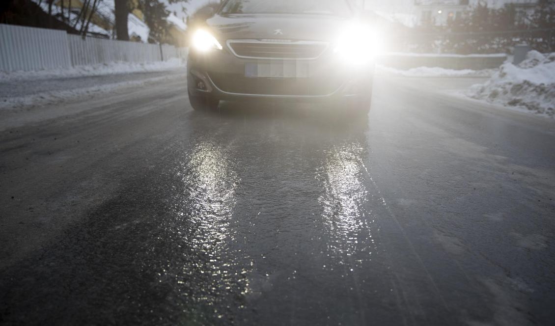 Glashalt på vägar i södra Sverige gör att polisen uppmanar bilister att undvika delar av E6. Foto: Terje Pedersen/TT-arkivbild