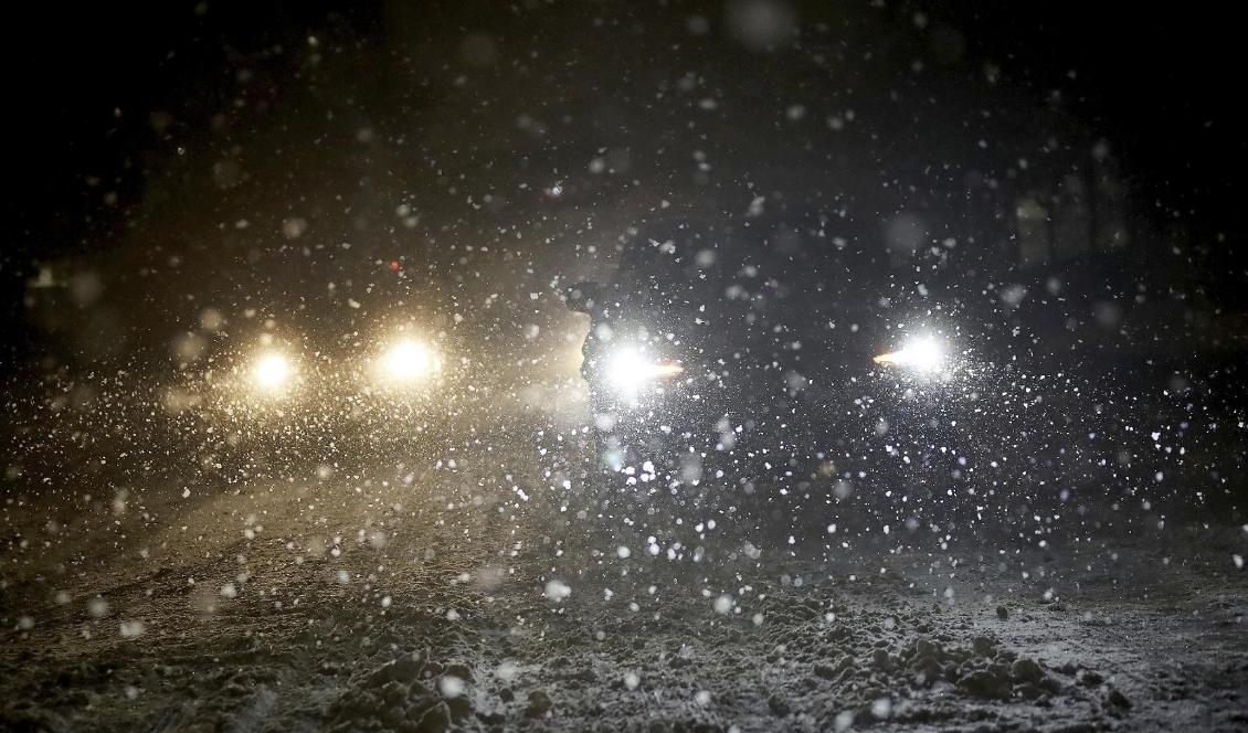 Inte så mycket nederbörd, men grått och nollgradigt – ta det lugnt i julaftonens trafik, råder SMHI. Foto: David Joles/AP/TT-arkivbild