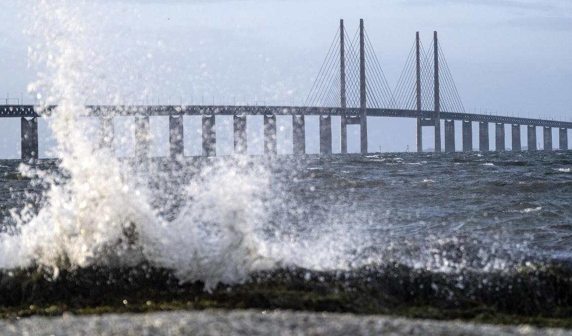 
Det blåser hårda vindbyar i södra Sverige. Vindkänsliga fordon rekommenderas att inte köra över Öresundsbron. Foto: Johan Nilsson/TT-arkivbild                                                