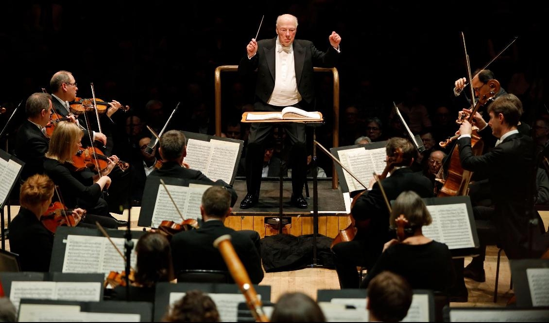 


Klassisk musik kan skapa vackra former i vattenkristaller. På bilden dirigerar Bernard Haitink Londons symfoniorkester som framför Mozarts 22:a pianokonsert. Foto: Tolga Akmen AFP/Getty Images                                                                                                                                    