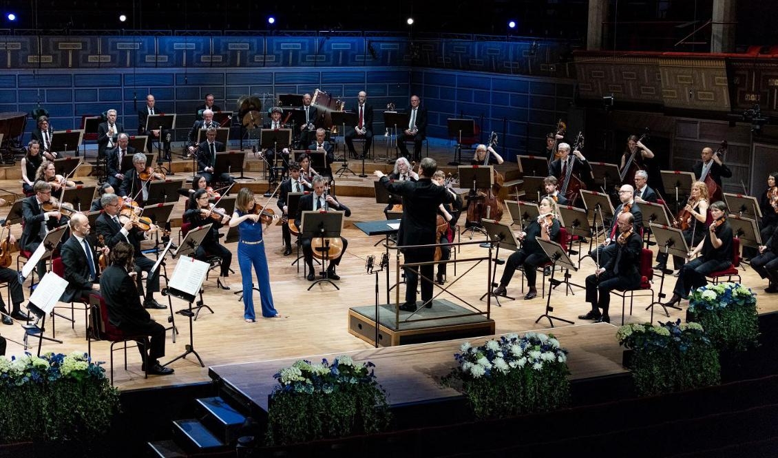 Briljanta violinisten Lisa Batiashvili spelar Sibelius Violinkonsert tillsammans med Filhamonikerna under ledning av Oramo. Foto: Yanan Li