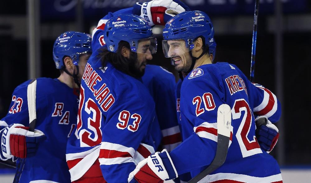 

Mika Zibanejad gratulerar Chris Kreider till hans powerplay-mål, som betydde 3–1 till New York Rangers. Foto: Fotocredit
John Munson/AP/TT                                                                                        